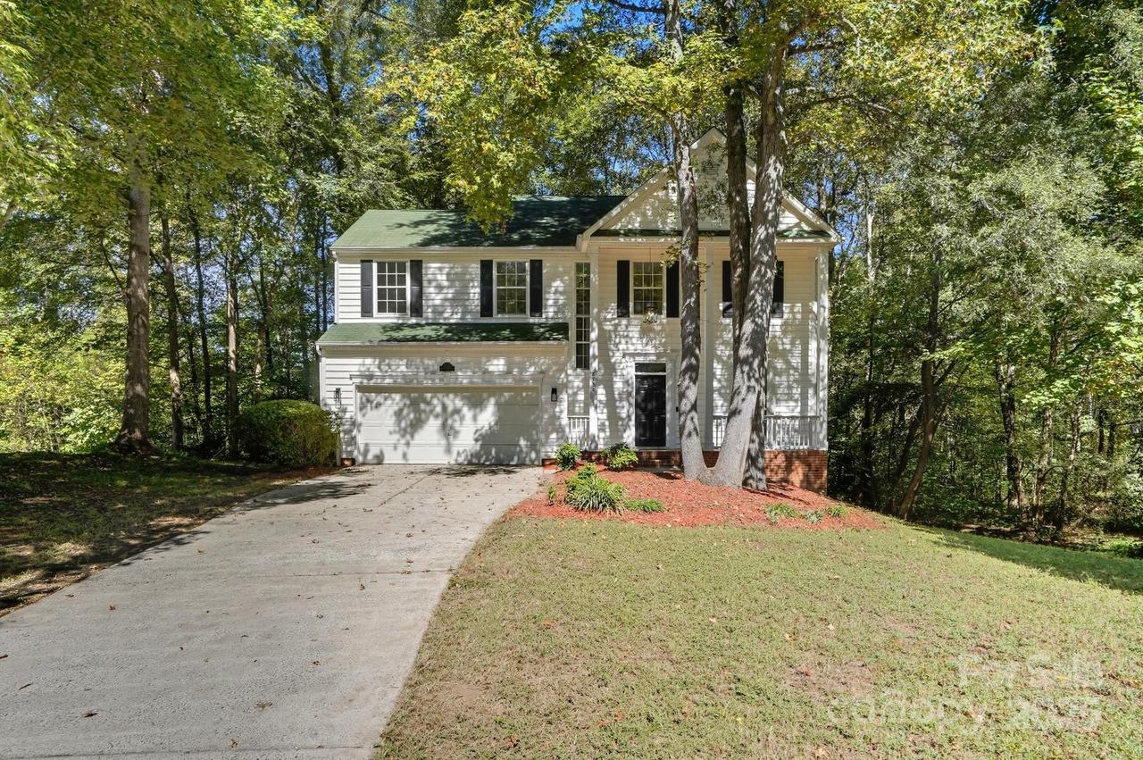 8731 Woodhill Manor Ct., Charlotte, NC 28215