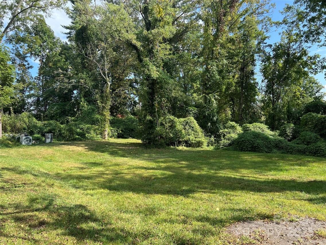 1030 N Justice St., Hendersonville, NC 28791