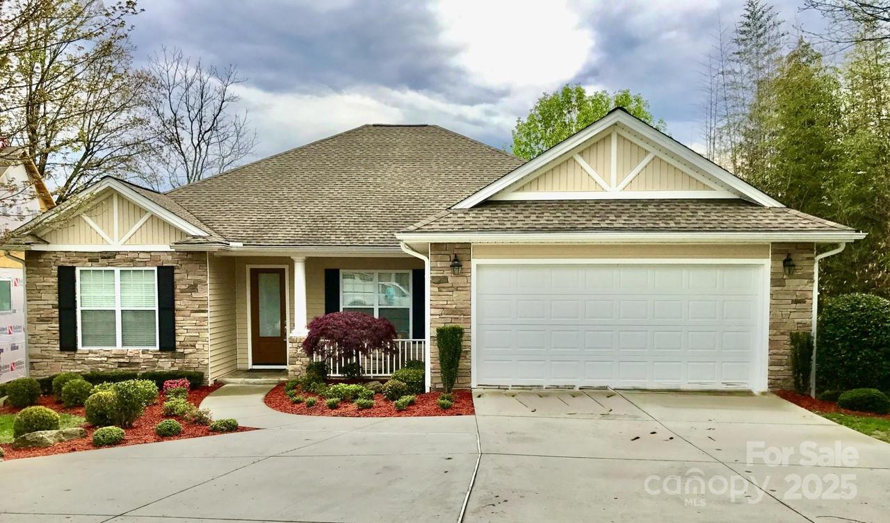 18 Eagle Pointe Way, Flat Rock, NC 28731