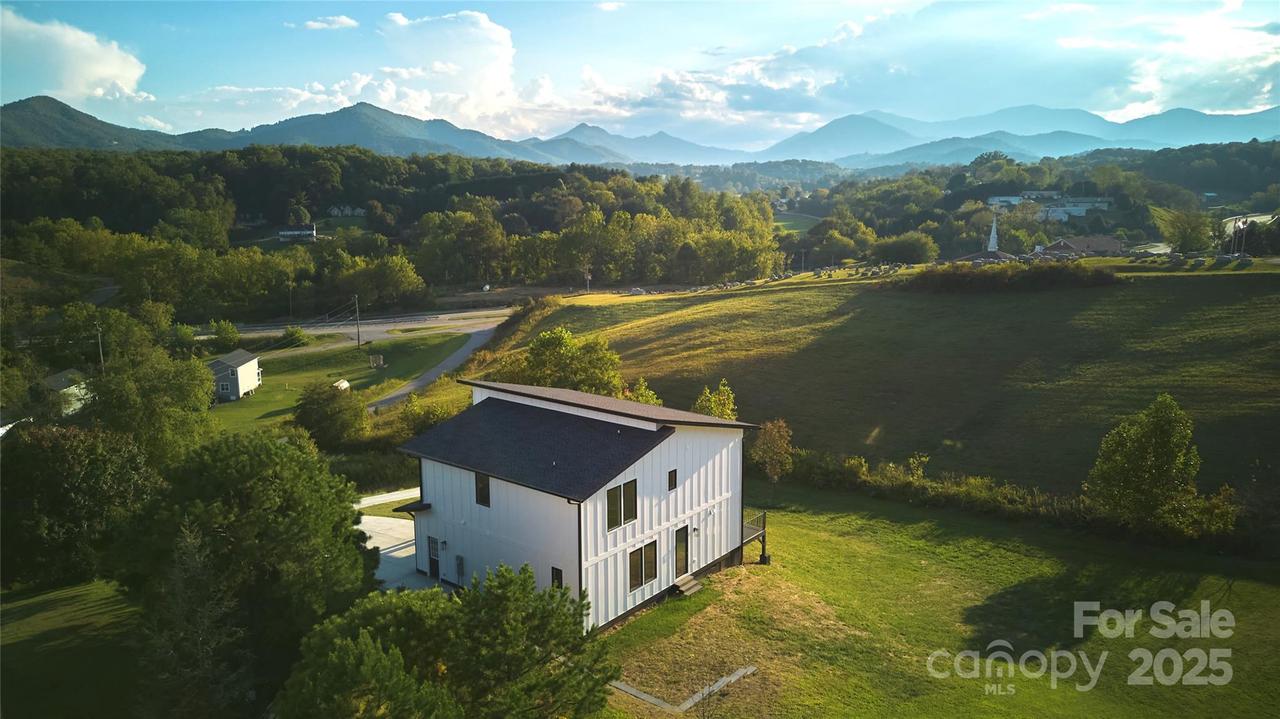 16 Lawson Ridge Rd., Leicester, NC 28748