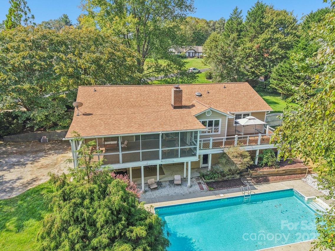 16 Amber Dr., Horse Shoe, NC 28742