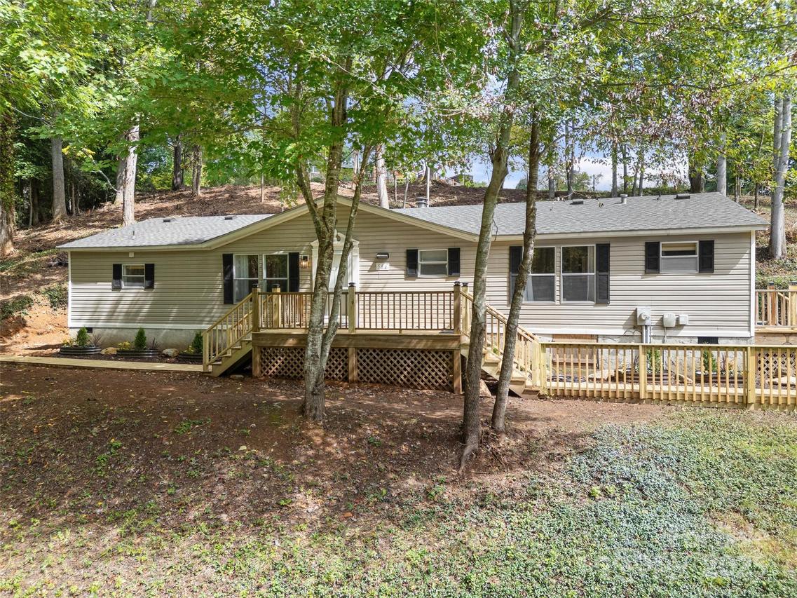 25 Overbrook Dr., Saluda, NC 28773