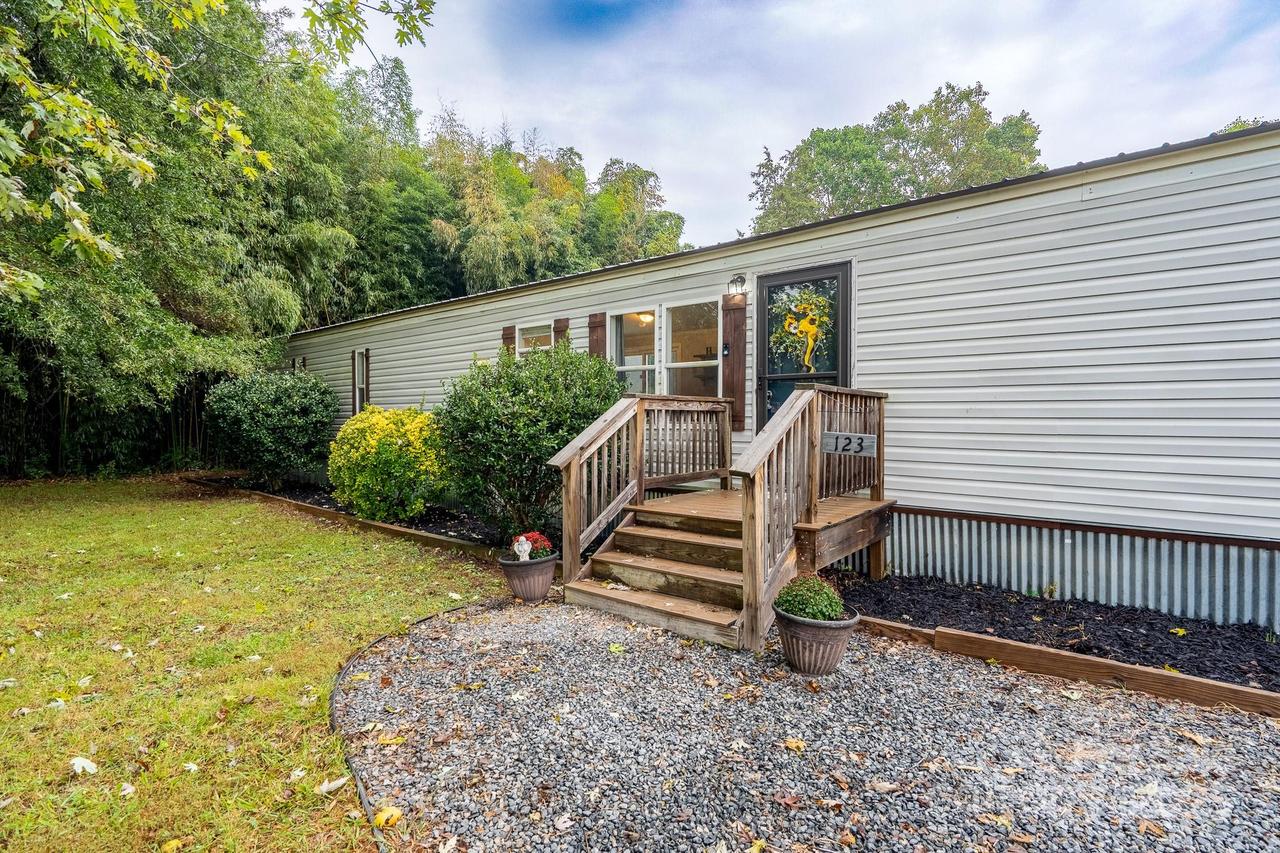 123 Thoroughbred Dr., Troutman, NC 28166
