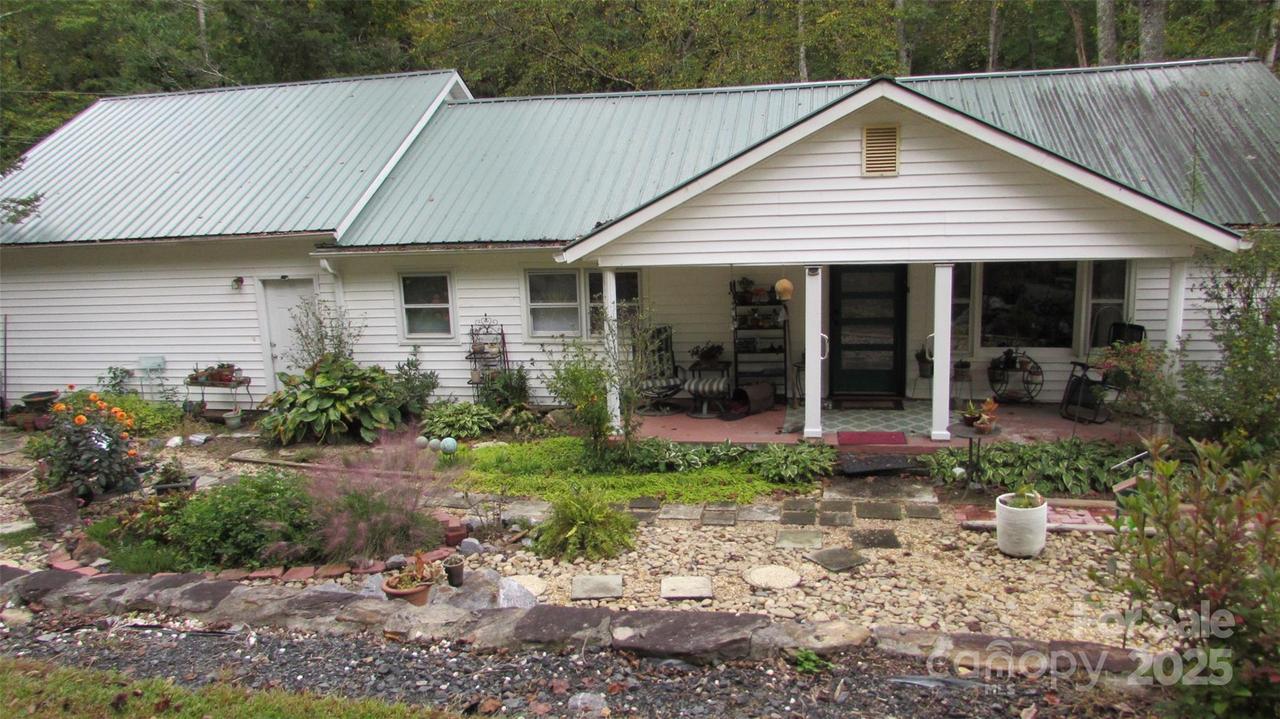 524 Clear Creek Rd., Burnsville, NC 28714