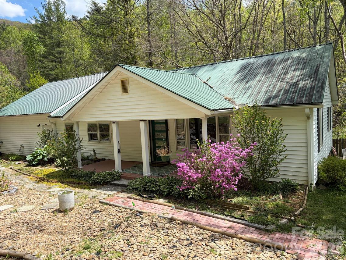524 Clear Creek Rd., Burnsville, NC 28714