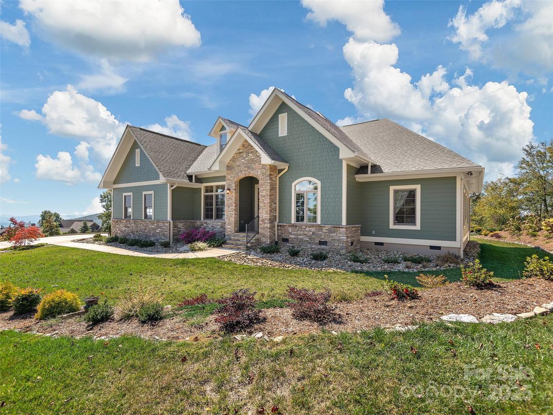 390 Dancing Bear Dr., Hendersonville, NC 28739