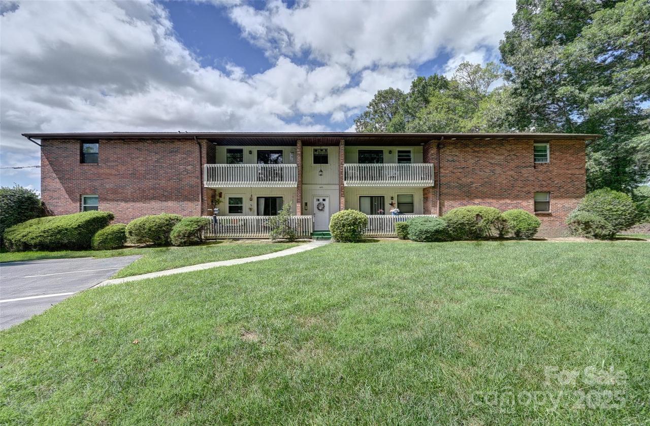 103 Oakwood Pl. #3, Hendersonville, NC 28792