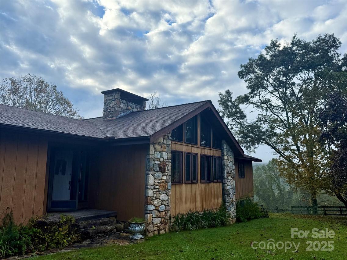 725 Ridge Rd., Spruce Pine, NC 28777