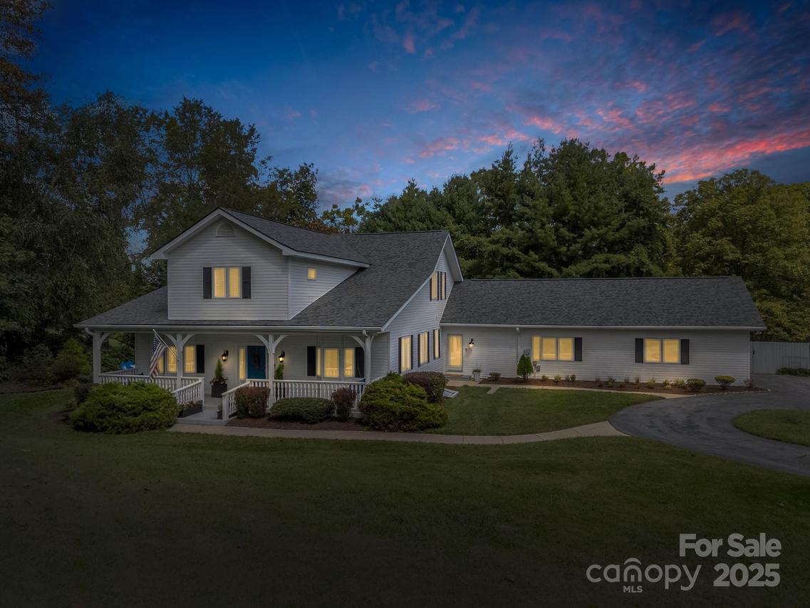 100 Perry Pl., Hendersonville, NC 28739
