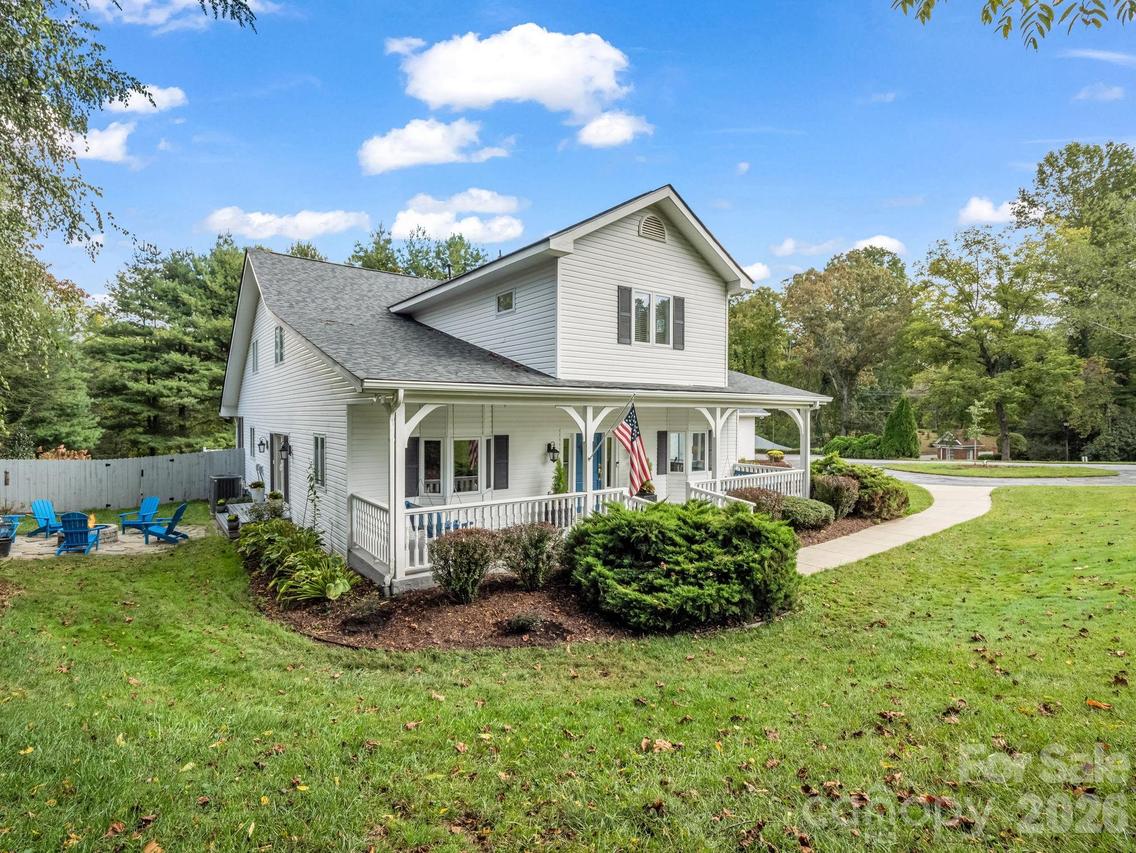 100 Perry Pl., Hendersonville, NC 28739