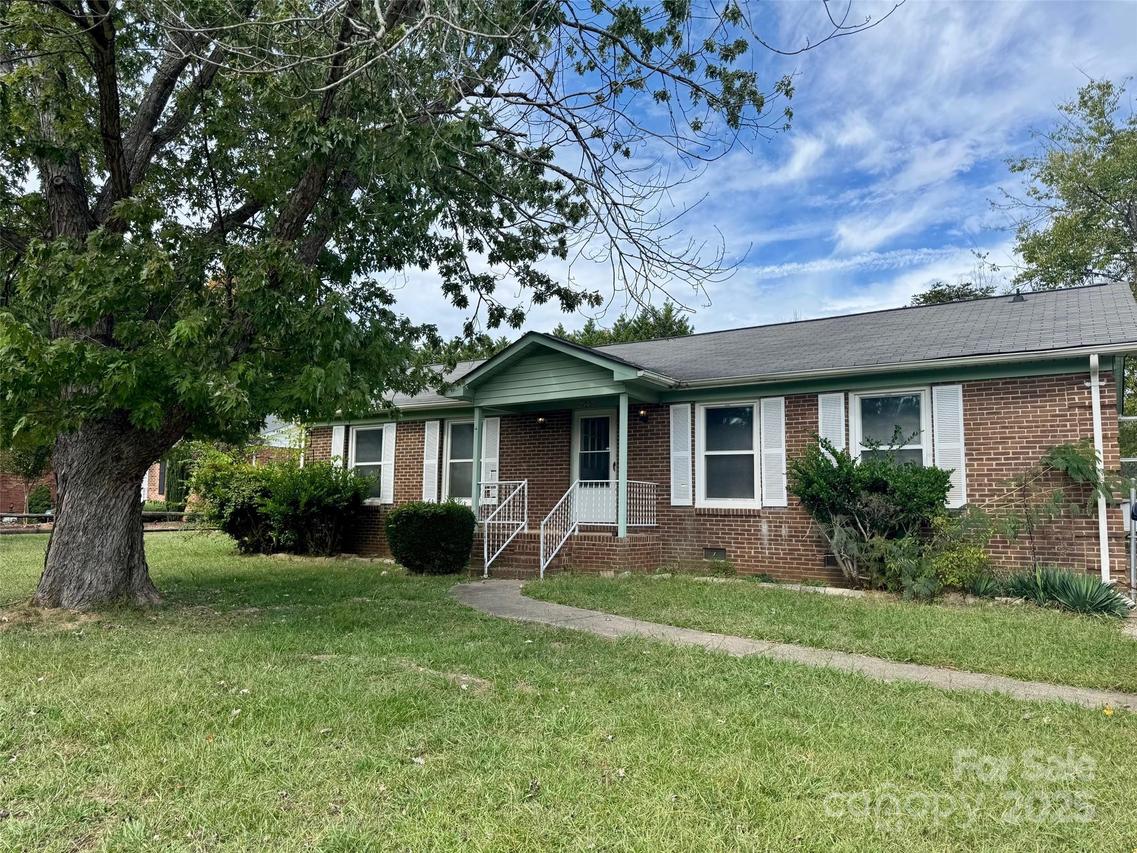 2042 Longdale Dr., Charlotte, NC 28217
