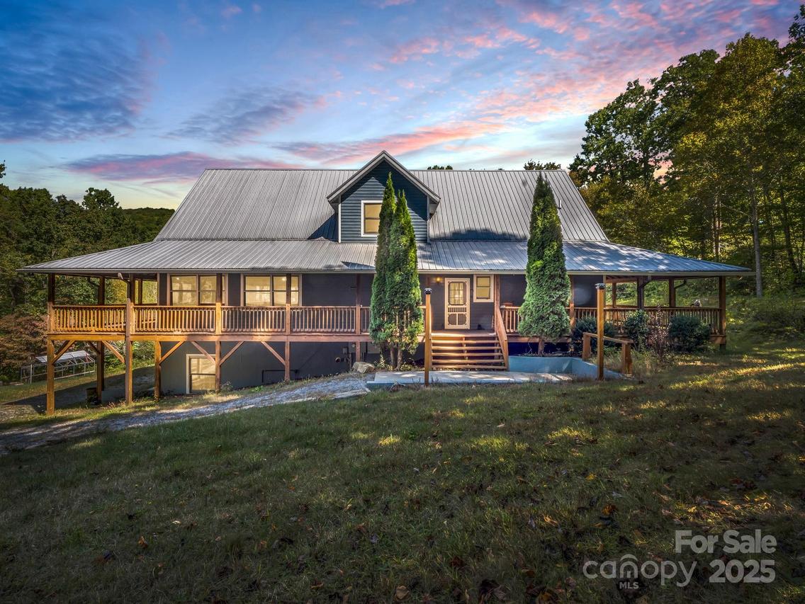 119 Mountain Bluff Tr., Hendersonville, NC 28792
