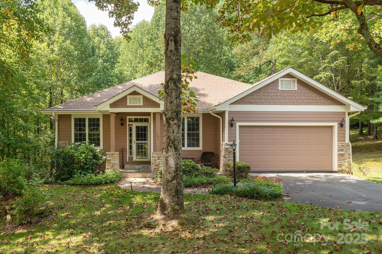 106 Chancery Ct., Flat Rock, NC 28731