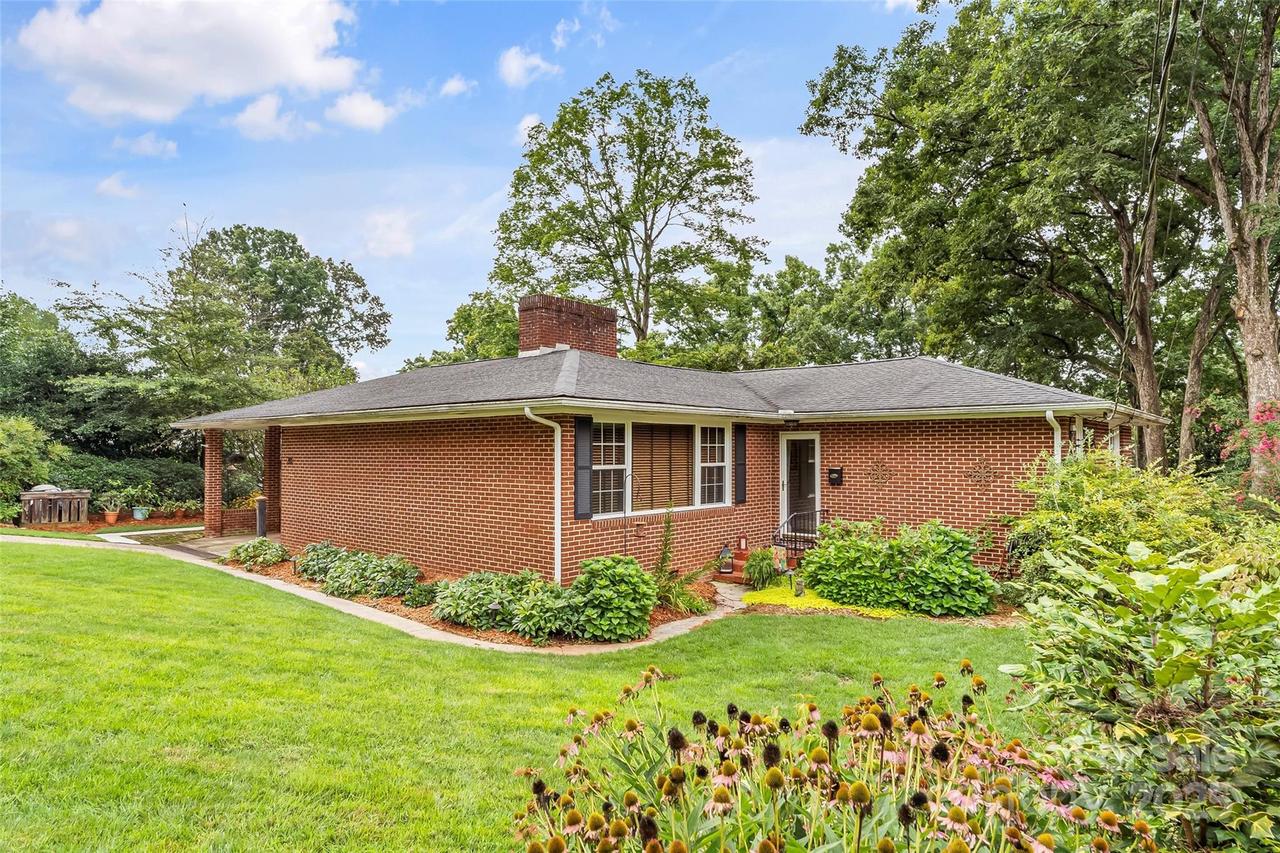 213 West Park Dr., Morganton, NC 28655