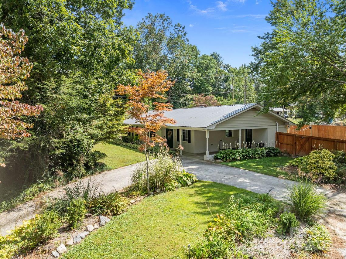 1225 W Gilbert St., Hendersonville, NC 28792