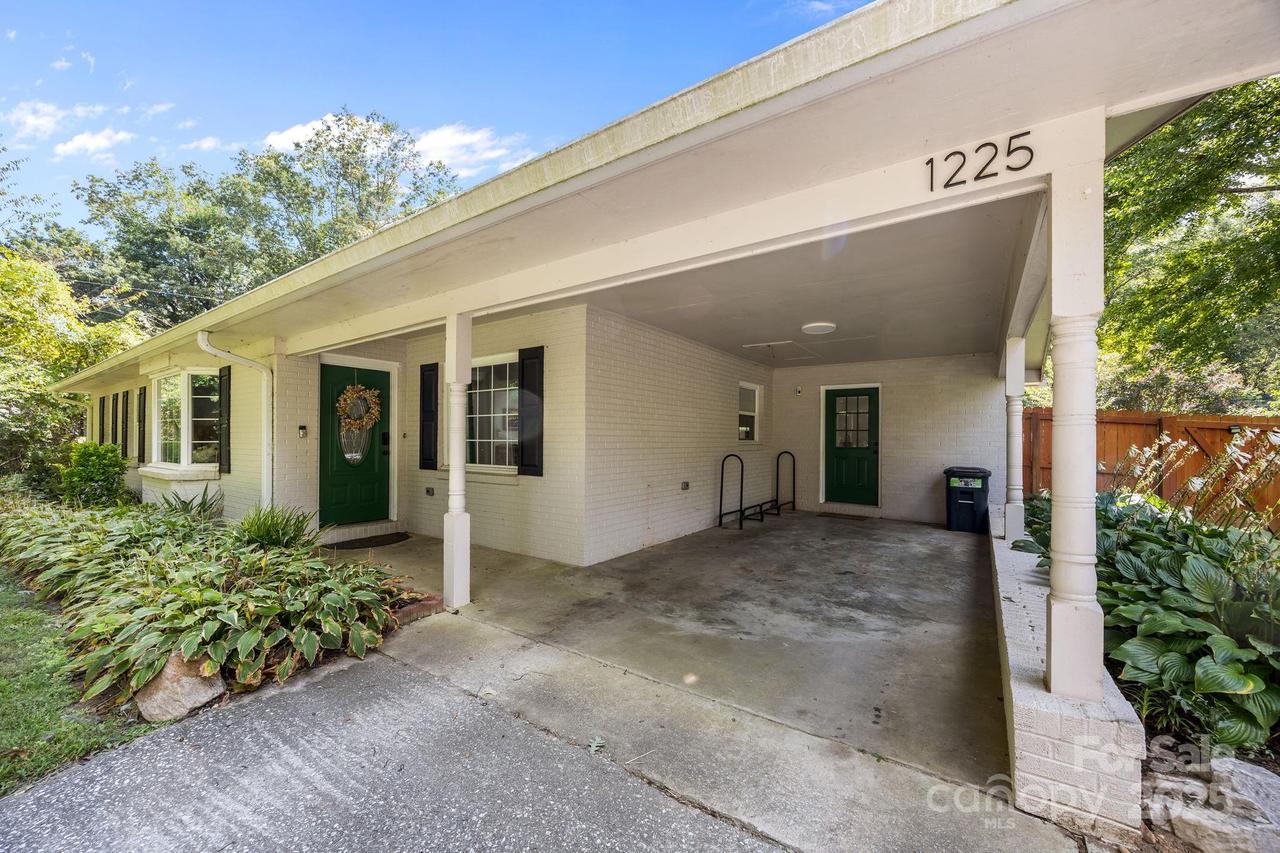 1225 W Gilbert St., Hendersonville, NC 28792