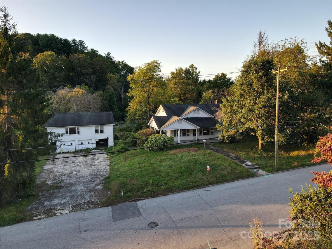 522 1st Ave., Hendersonville, NC 28739