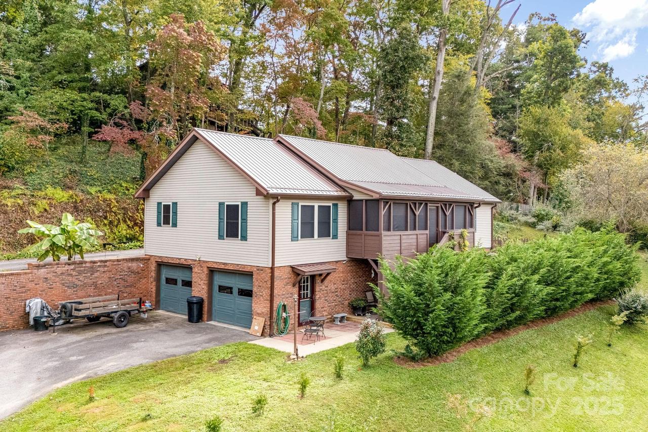 38 Eden Ln., Waynesville, NC 28785