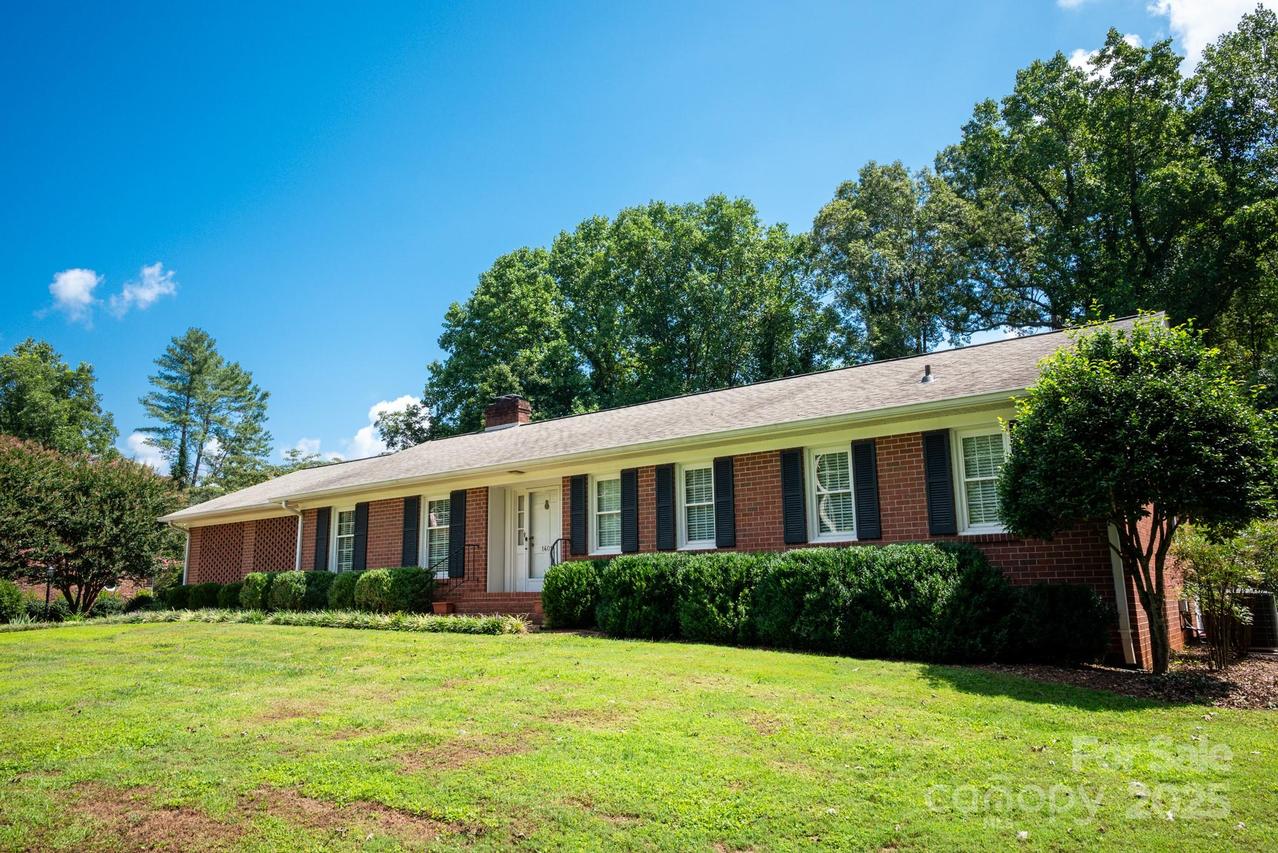 1401 Brentwood Dr., Newton, NC 28658