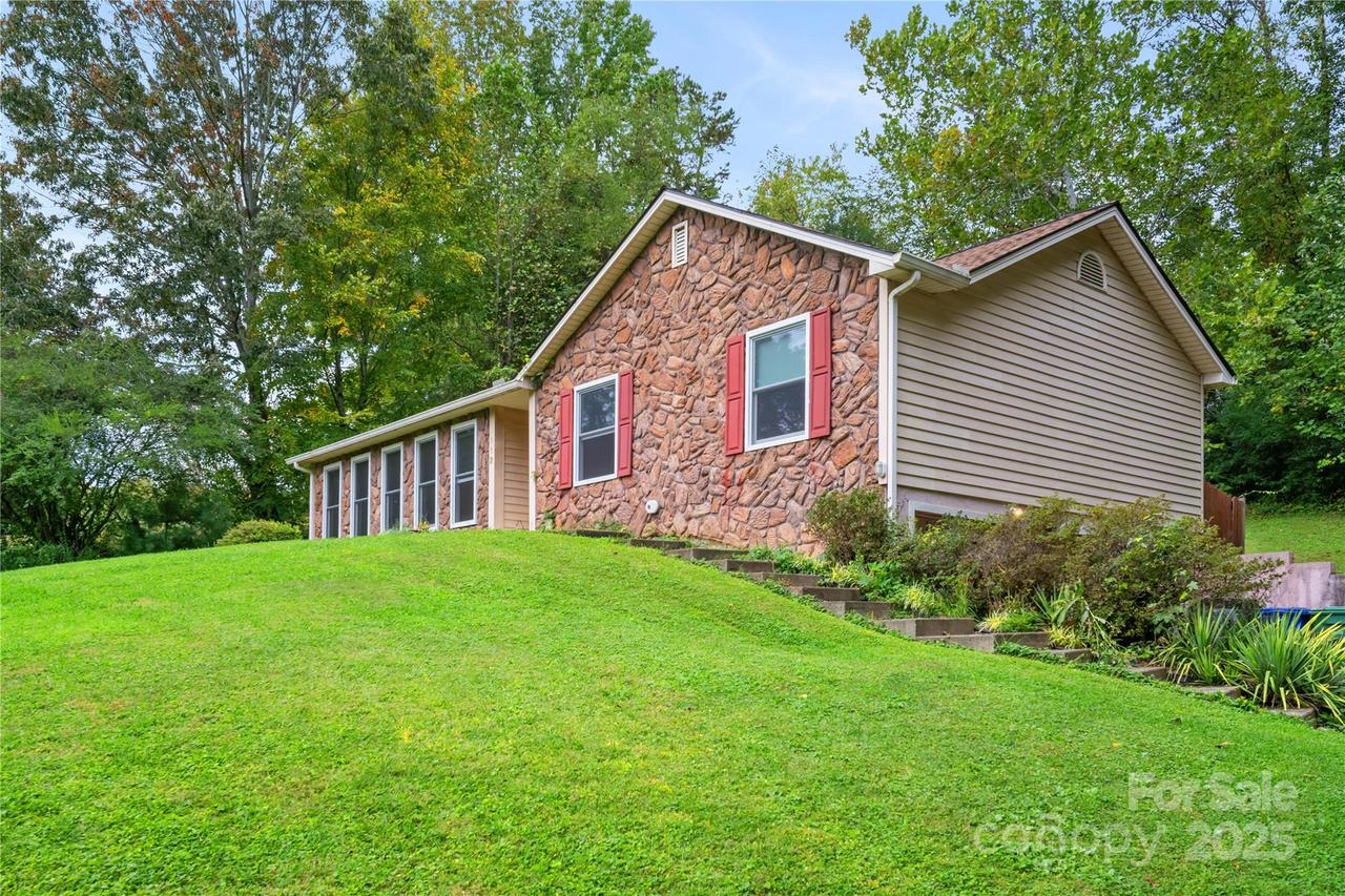 112 Asvista Dr., Candler, NC 28715
