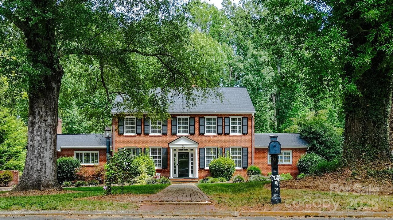 901 Woodlawn Dr., Lexington, NC 27292