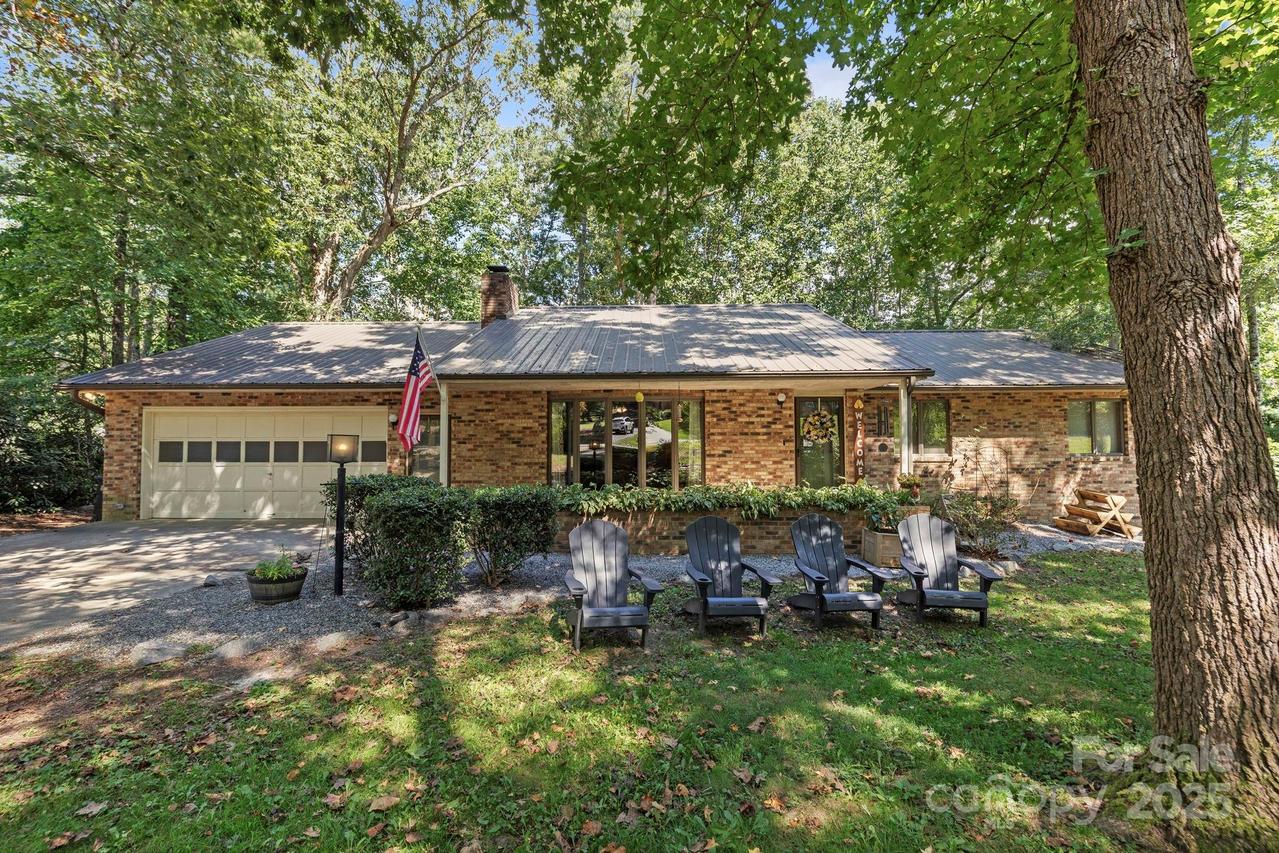 109 Mountain Pl., Hendersonville, NC 28791