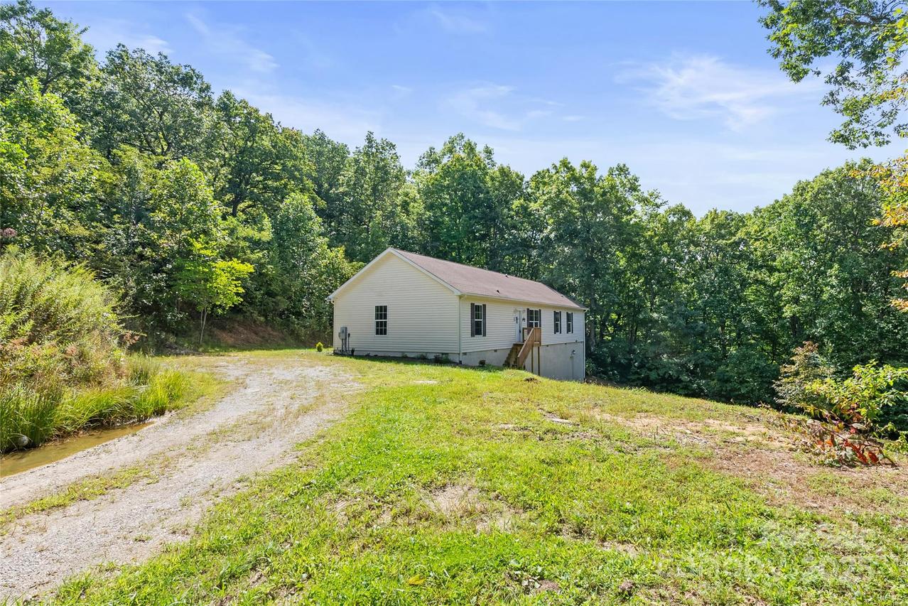 47 Red Valley Rd., Penrose, NC 28766