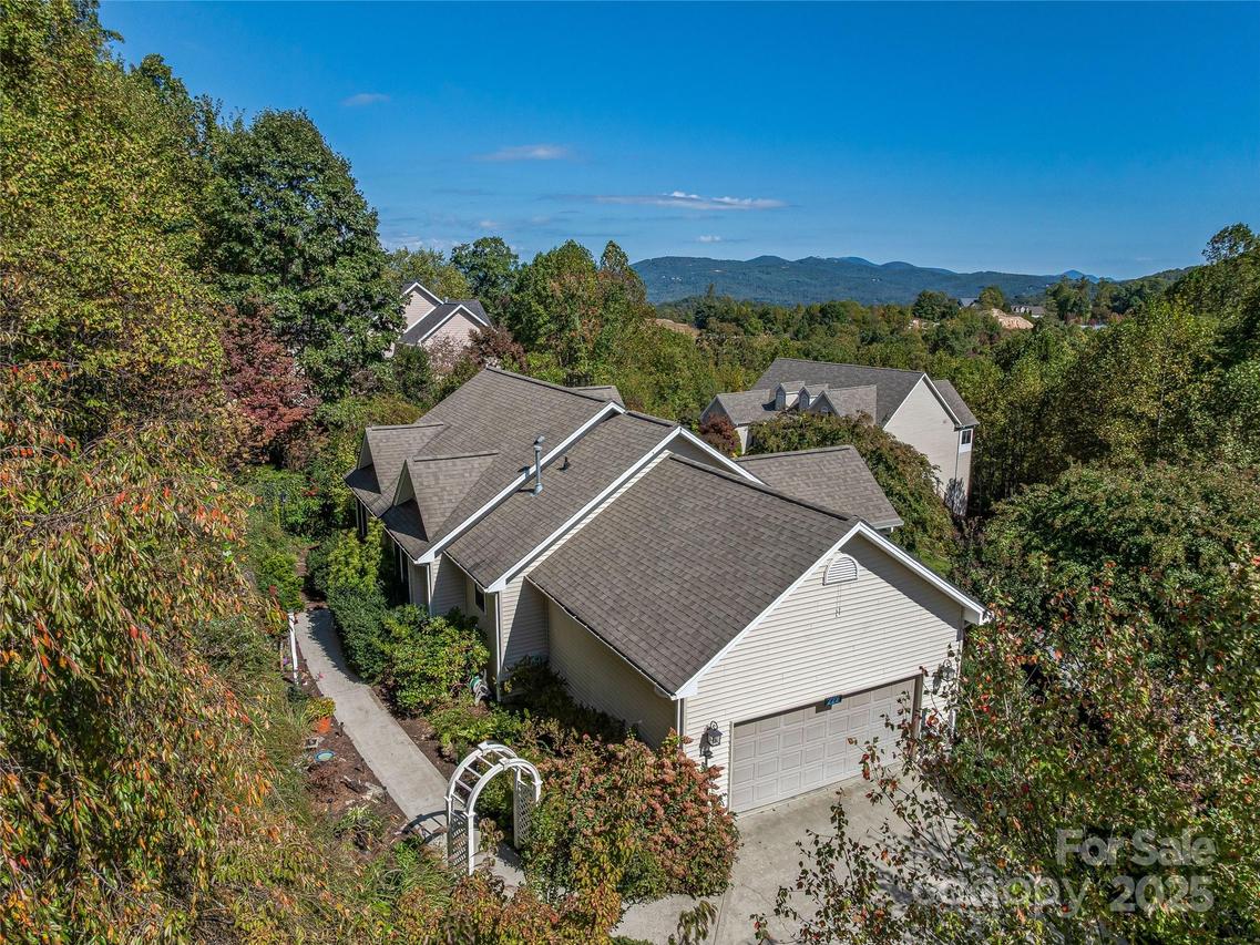 222 Bay Laurel Ln., Hendersonville, NC 28791