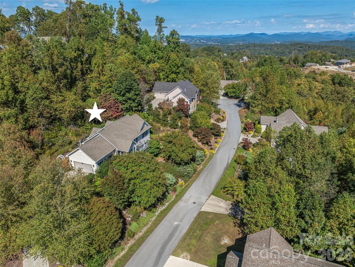 222 Bay Laurel Ln., Hendersonville, NC 28791