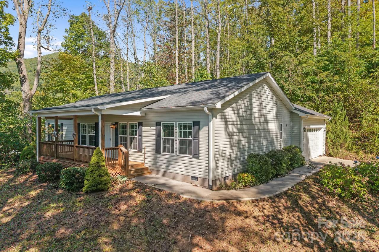 21 Luther Woods Dr., Candler, NC 28715
