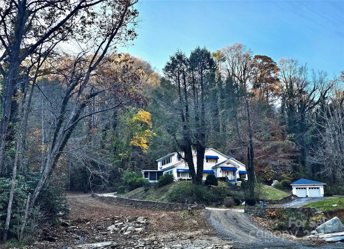 34 Landfair Ln., Bat Cave, NC 28710