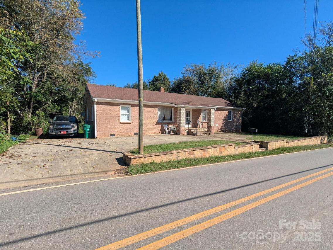 537 Deaverview Rd., Asheville, NC 28806