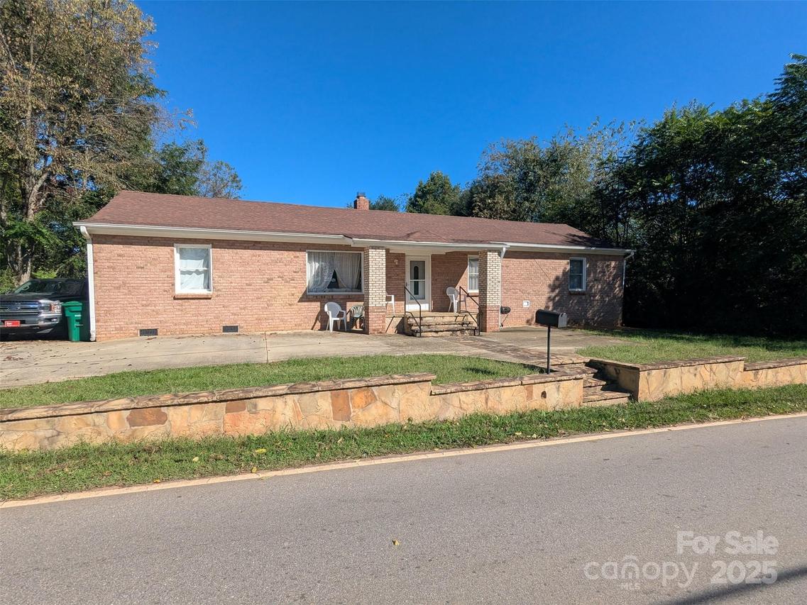 537 Deaverview Rd., Asheville, NC 28806