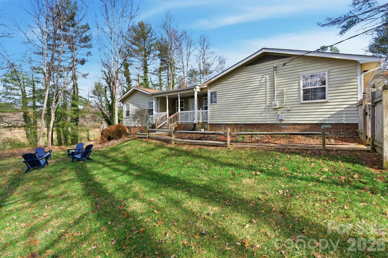 72 Lacey Ln., Hendersonville, NC 28739