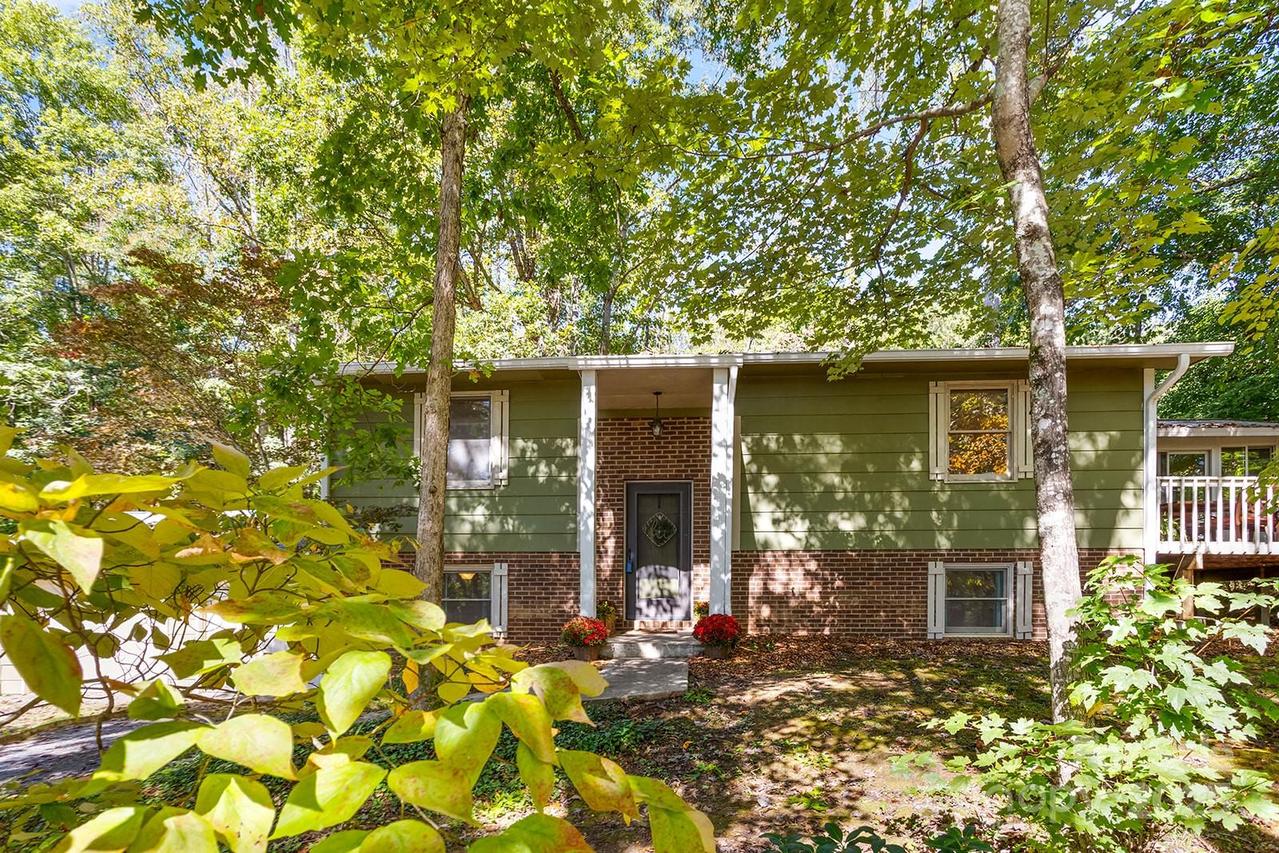21 Fox Run Dr., Hendersonville, NC 28792