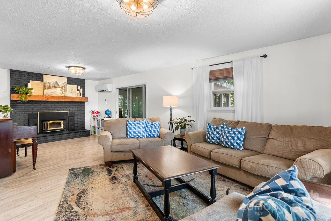 21 Fox Run Dr., Hendersonville, NC 28792