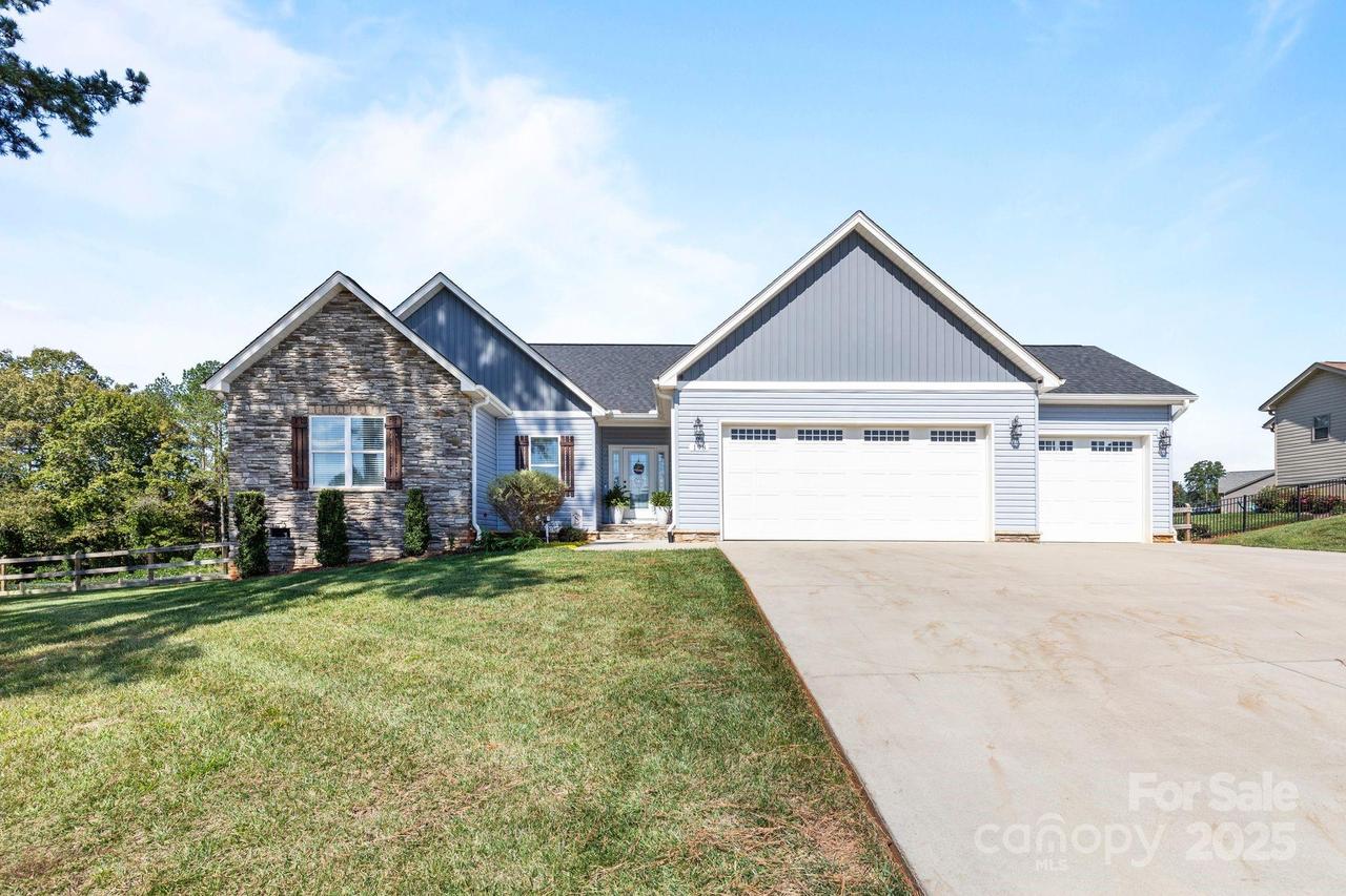 198 Castle Pines Ln., Statesville, NC 28625