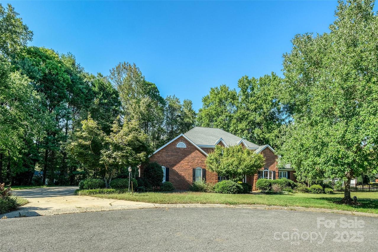 102 Woodstone Dr., Mount Holly, NC 28120