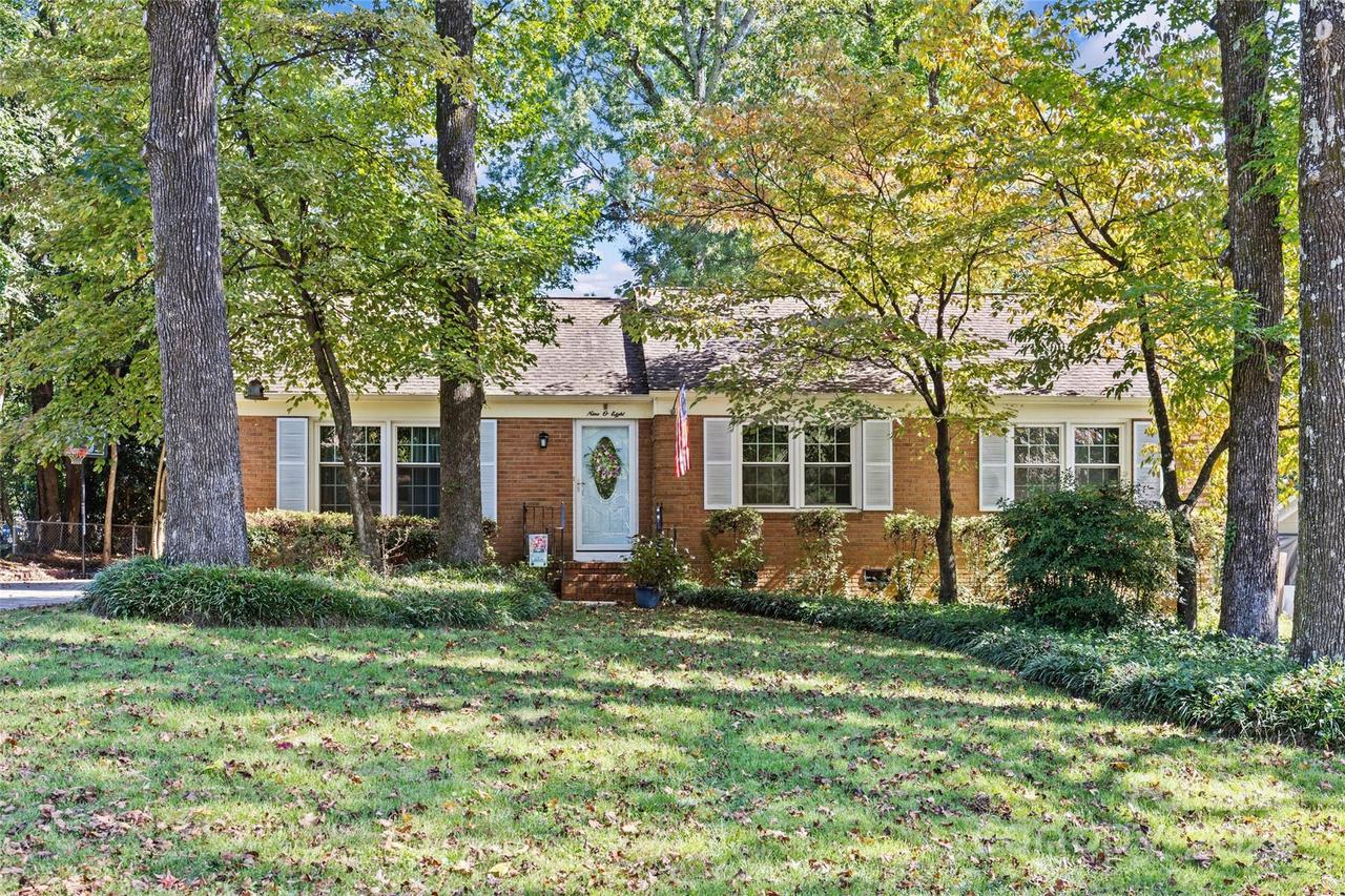 908 Lynbrook Dr., Charlotte, NC 28211