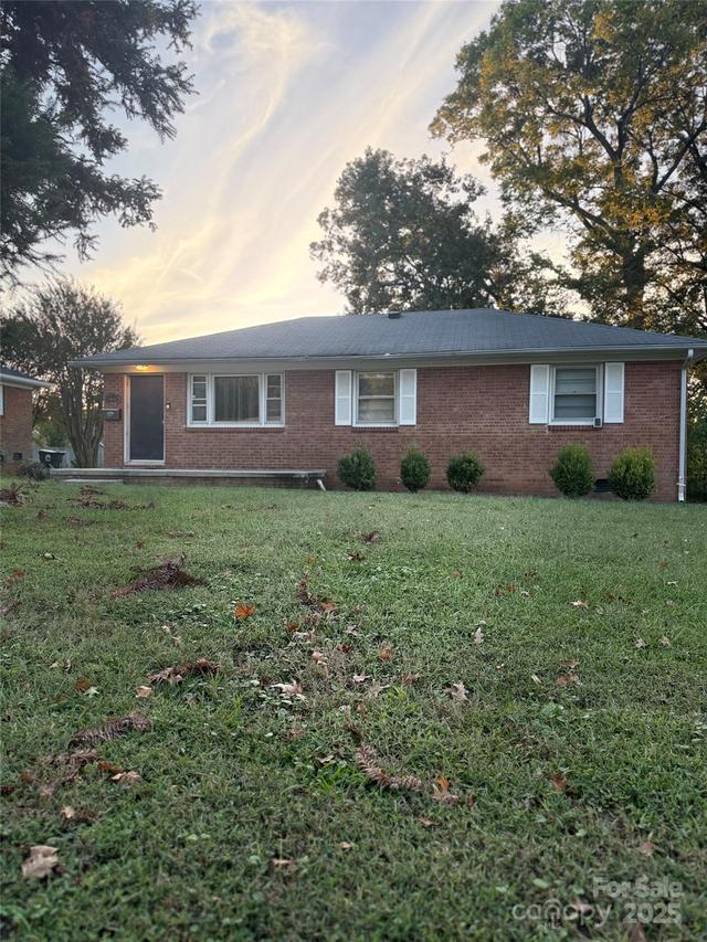 1416 Blueberry Ln., Greensboro, NC 27401