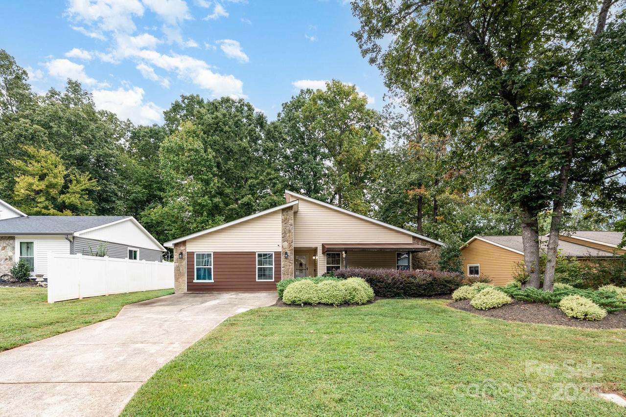 7626 Eastbourne Rd., Charlotte, NC 28227