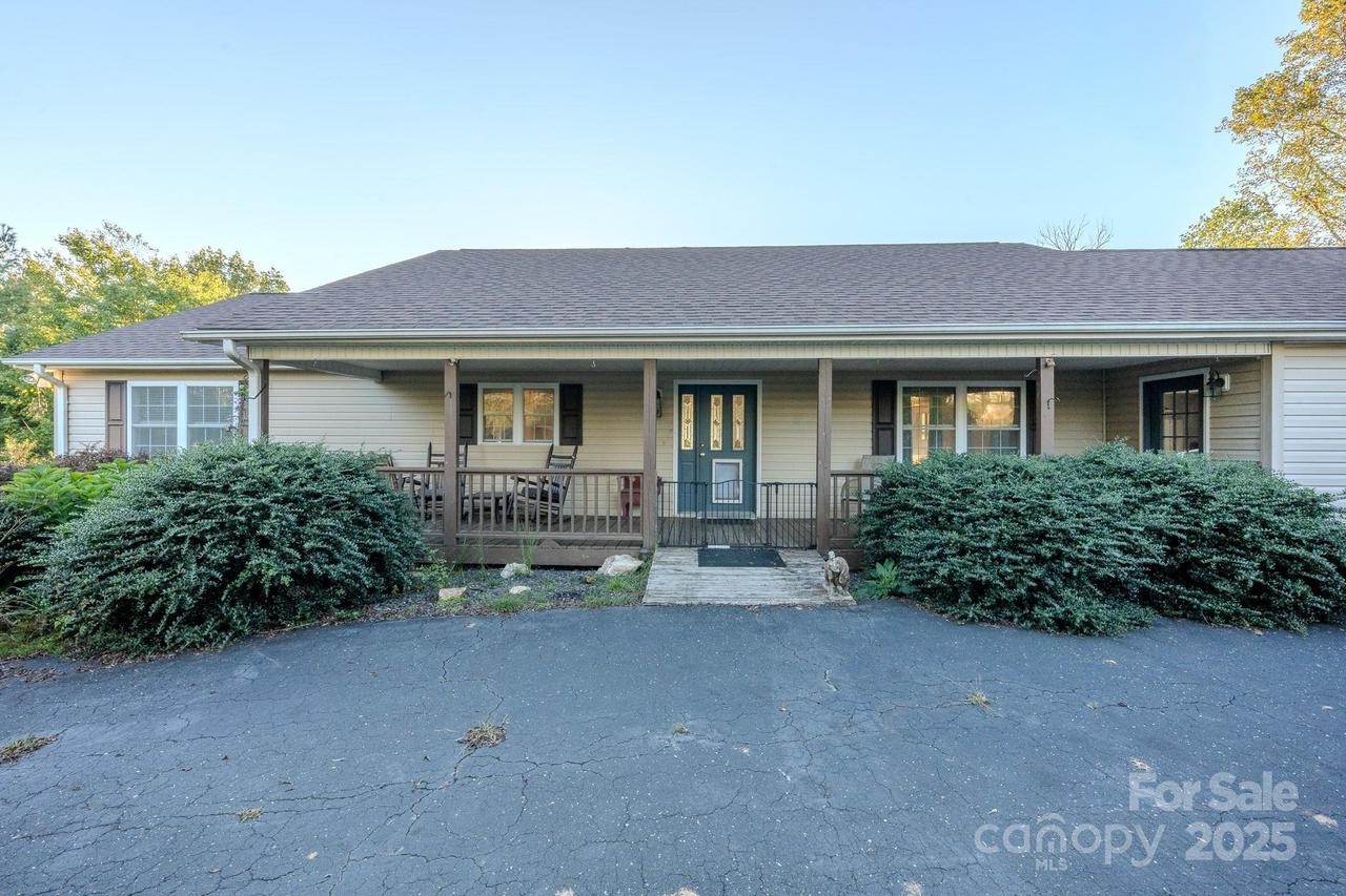 565 Overlook Dr., Spruce Pine, NC 28777