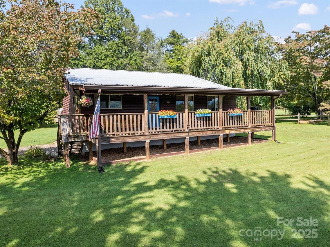 25 Tarhelia Ln., Whittier, NC 28789