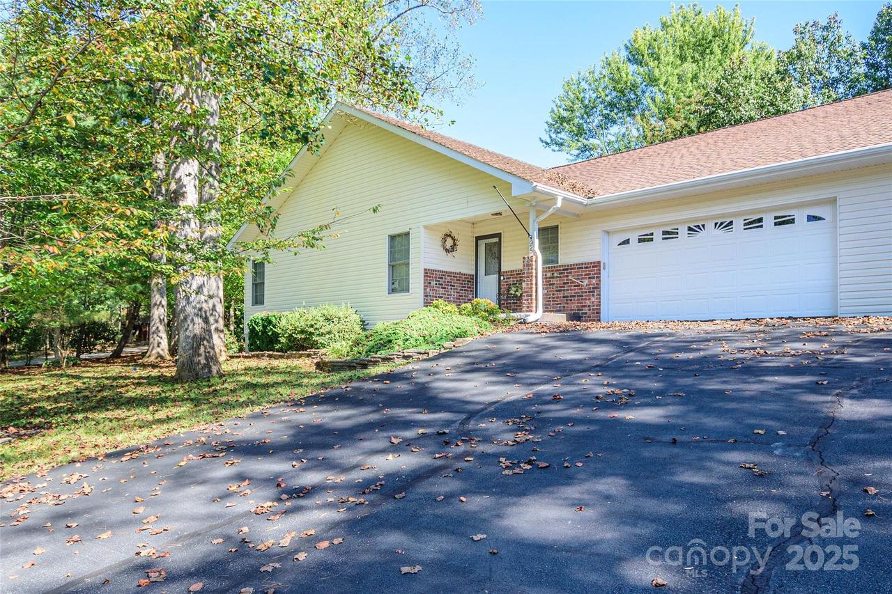 95 Bridgette loop Rd., Hendersonville, NC 28791