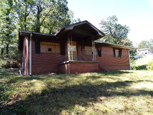 560 Mountain Rd., Hendersonville, NC 28791
