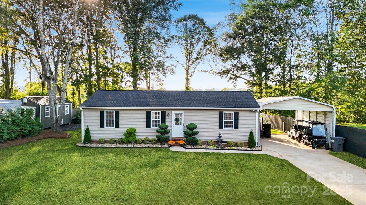 204 Harriet Ln., Statesville, NC 28625