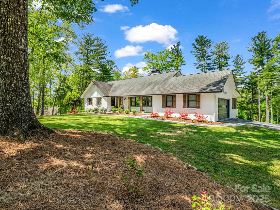 1351 Chanteloup Dr., Hendersonville, NC 28739