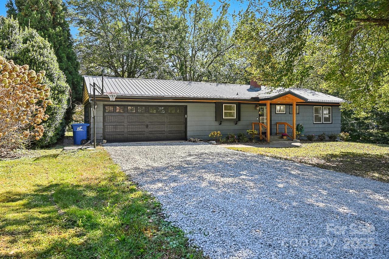 204 Stonewall Ave., Swannanoa, NC 28778