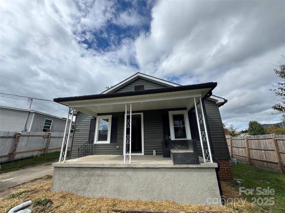 107 Thomas St., Canton, NC 28716