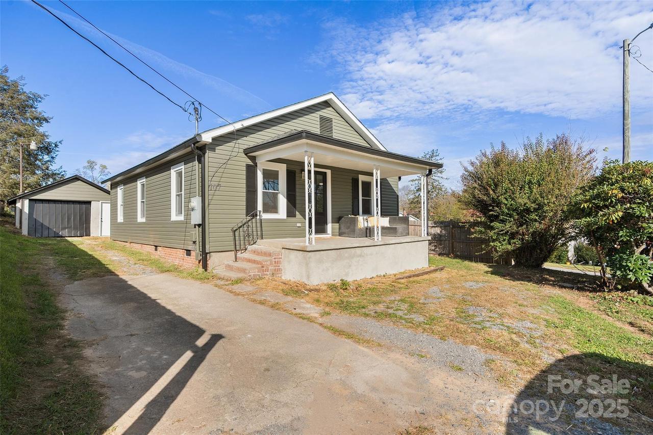 107 Thomas St., Canton, NC 28716